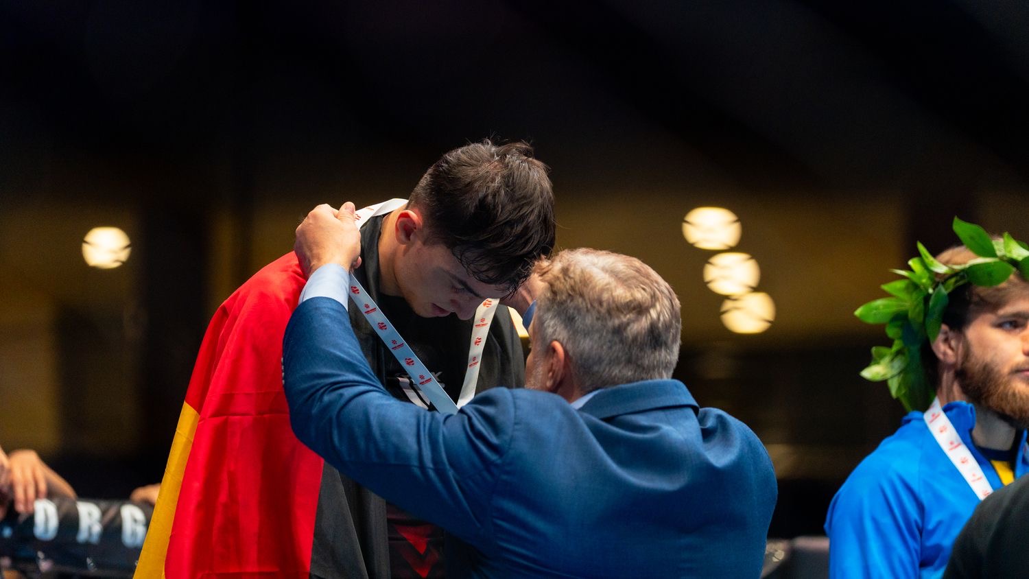 Medaillenübergabe an Elberd Sigauri bei der IMMAF-Weltmeisterschaft 2025